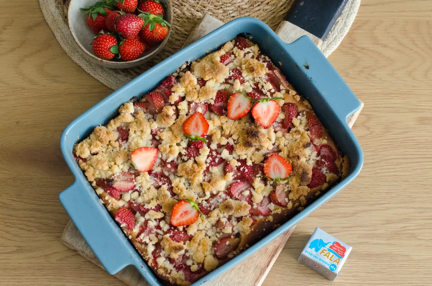 Kysnutý jahodový koláč s posýpkou