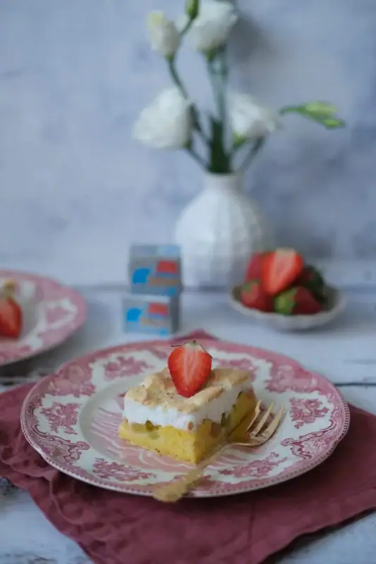 Rebarborovo-jahodový koláč so snehom