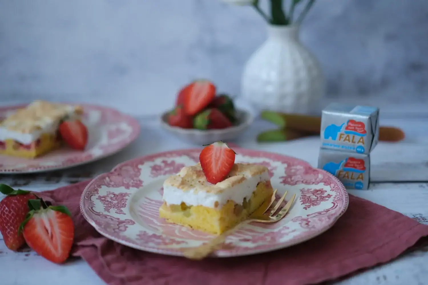 Rebarborovo-jahodový koláč so snehom