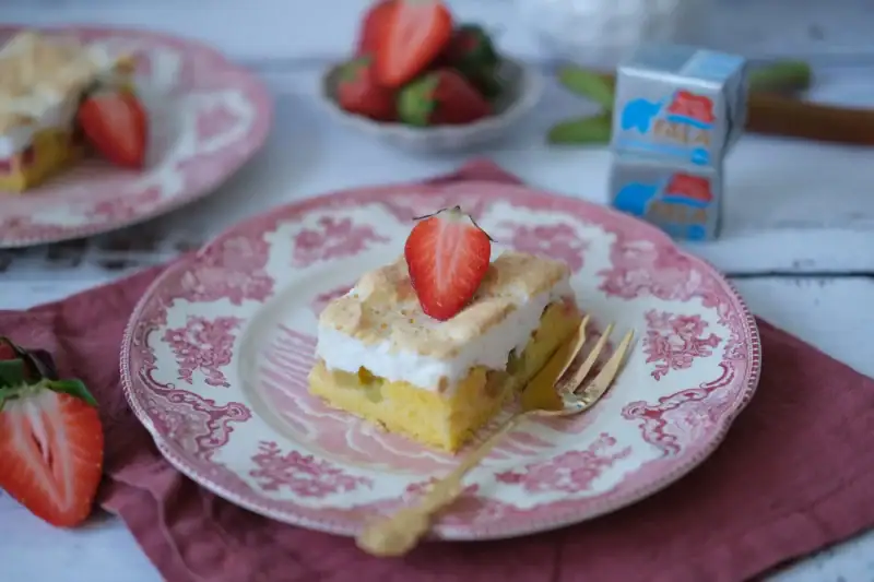 Rebarborovo-jahodový koláč so snehom