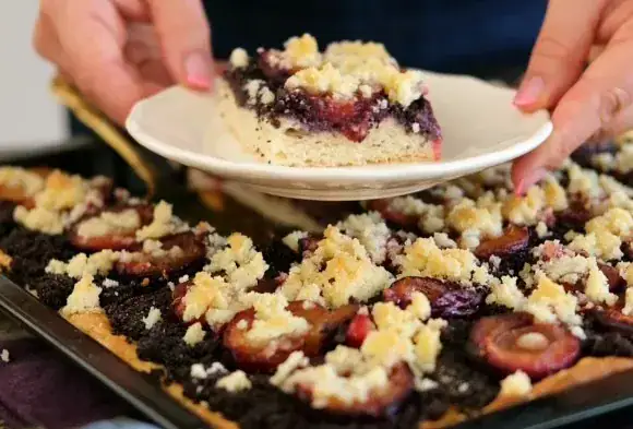 Slivkový makový koláč s posýpkou